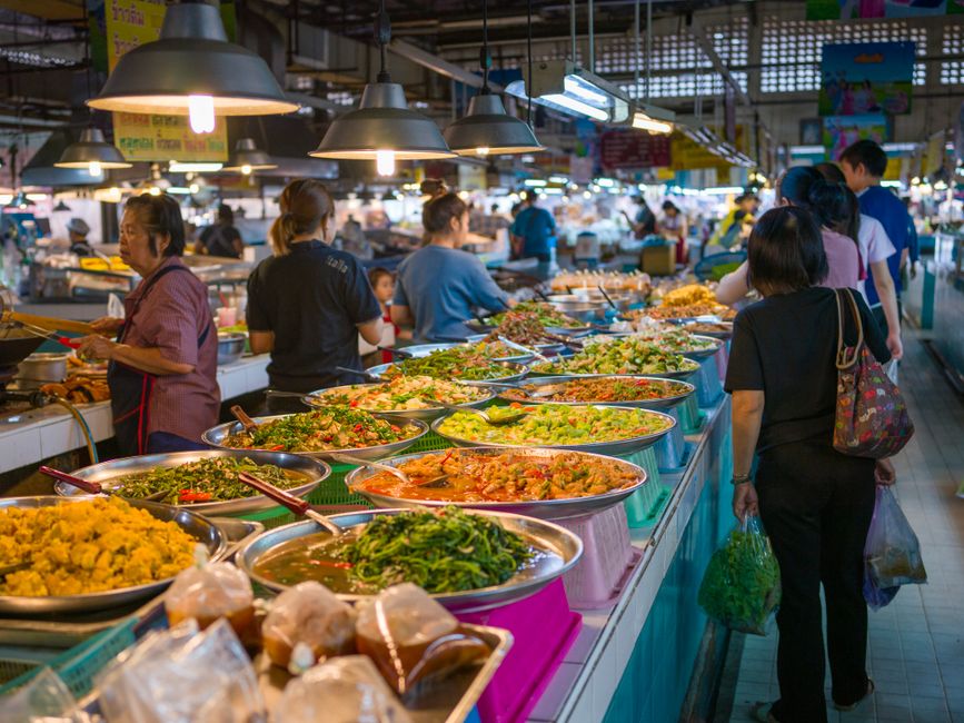 Explore the bustling atmosphere of a Bangkok street market with colorful Thai cuisine.